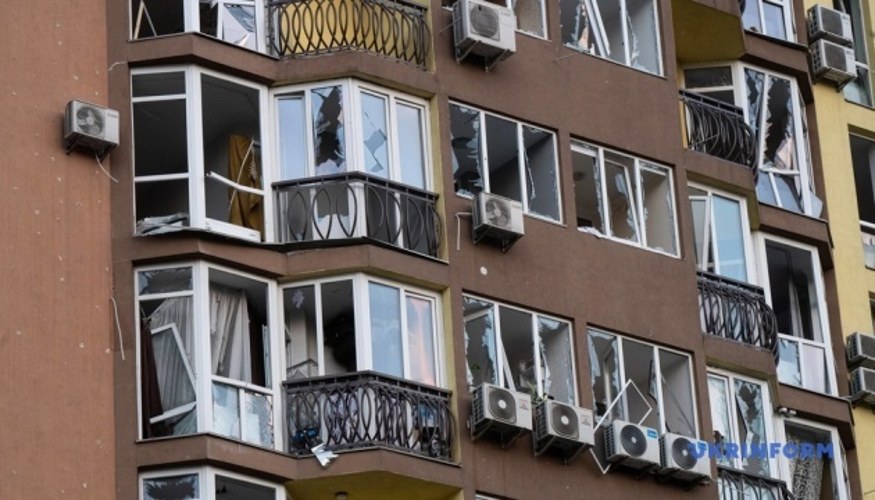 Пошкоджений наземний вестибюль станції метро «Лук'янівська» та наслідки удару по житлових будинках у Шевченківському районі