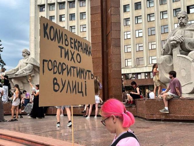 Учасники протестів в українських містах після звільнення міністра оборони Михайла Федорова