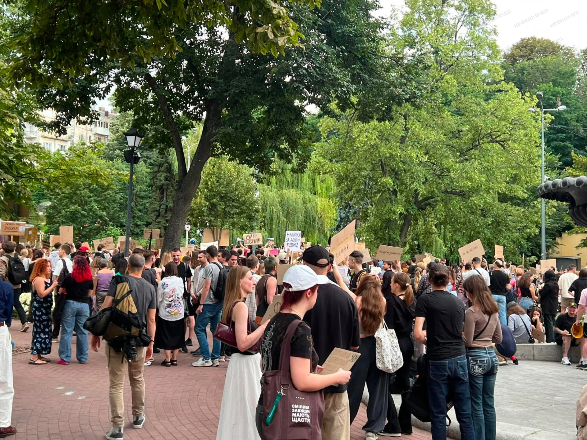 Мітингувальники з плакатами на підтримку Федорова біля театру Франка у Києві