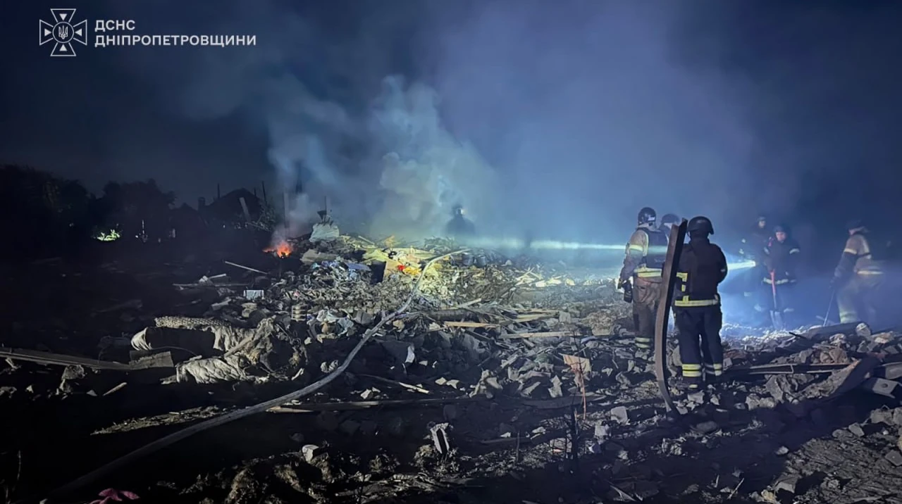 Рятувальники розбирають завали зруйнованого житлового будинку після нічного ракетного удару.