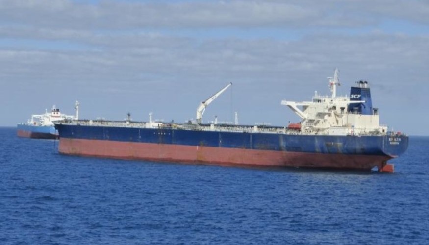 Супутниковий знімок сріблясто-сірої плями ймовірного розливу нафти в бухті біля острова Аль-Кіблія