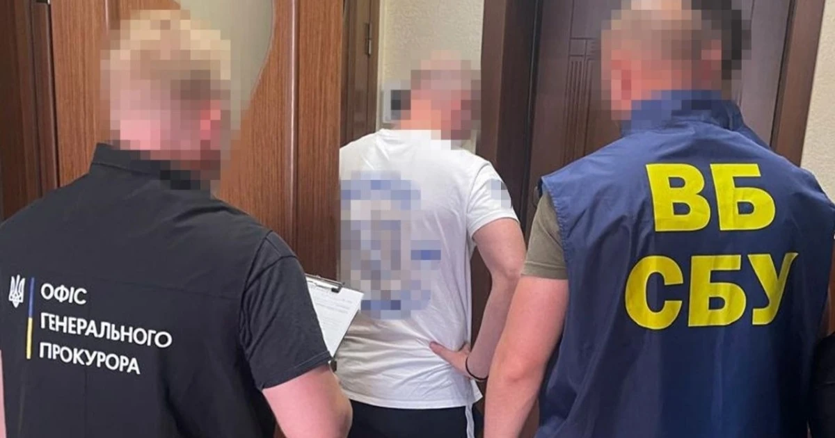 Робоче місце та вилучені гроші під час обшуків у заступника голови Хмельницької ОВА у справі про відкати