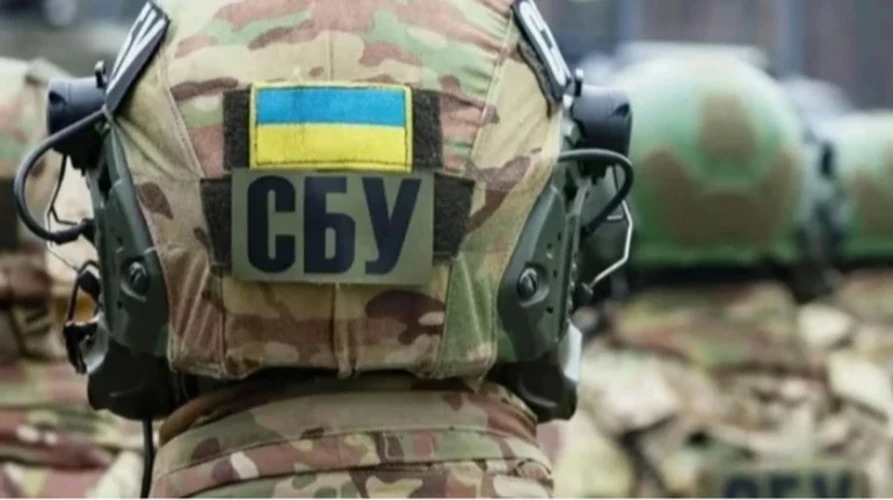 Емблема СБУ на тлі попередження про вербування в соцмережах