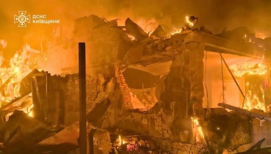 Наслідки удару БПЛА в Броварському районі Київської області: пошкоджений приватний будинок, господарські споруди та
