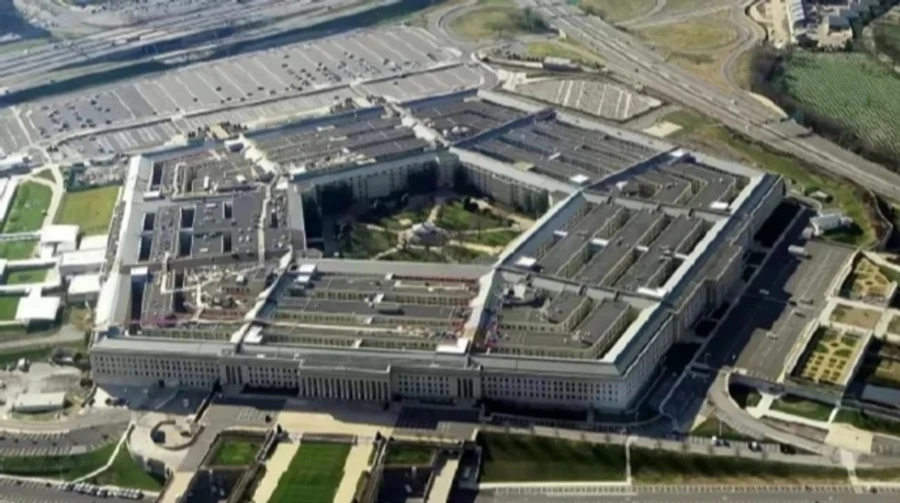 Американська ракетна система на тлі промислового об'єкта