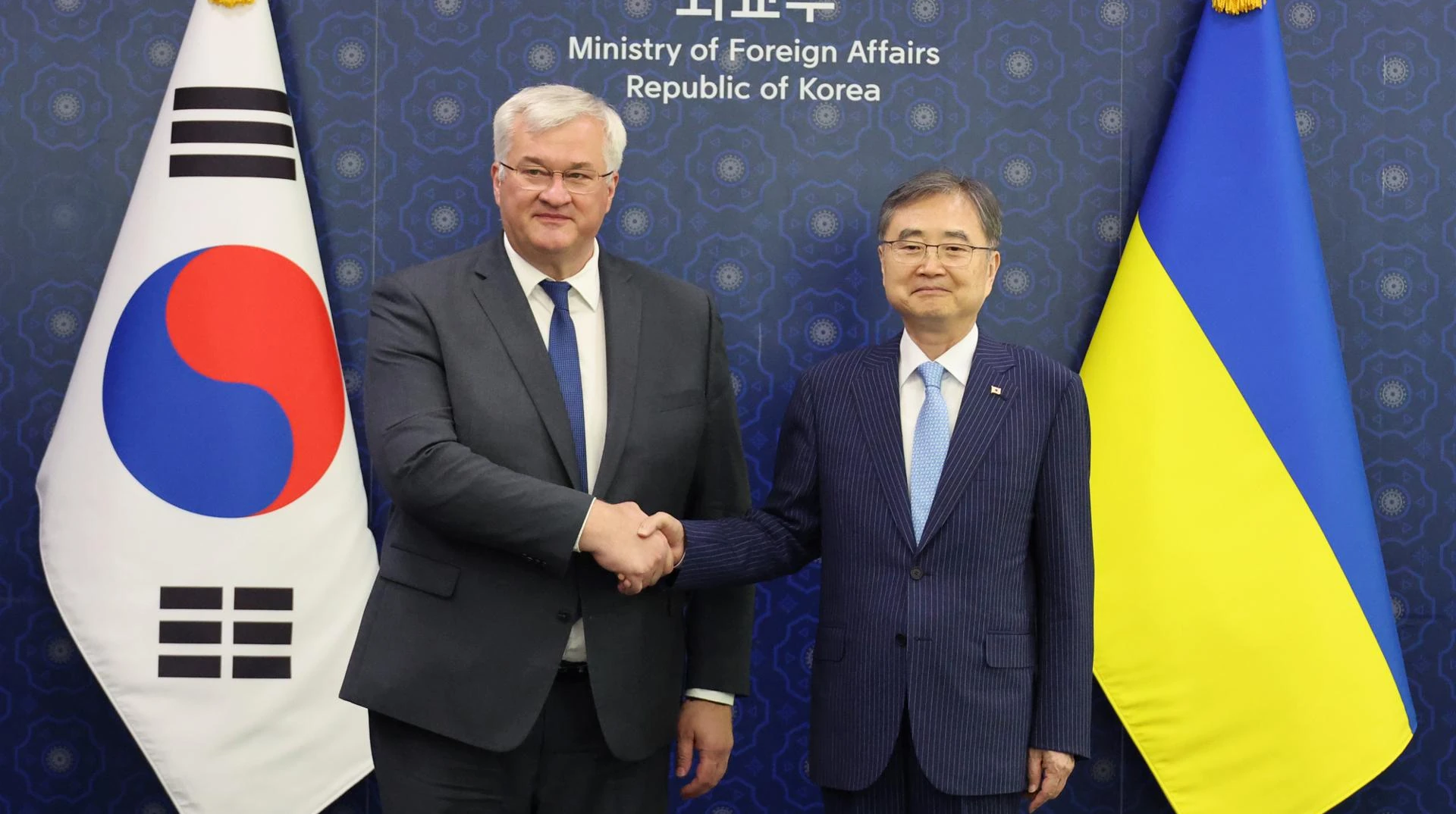 Прапор Південної Кореї біля будівлі МЗС у Сеулі