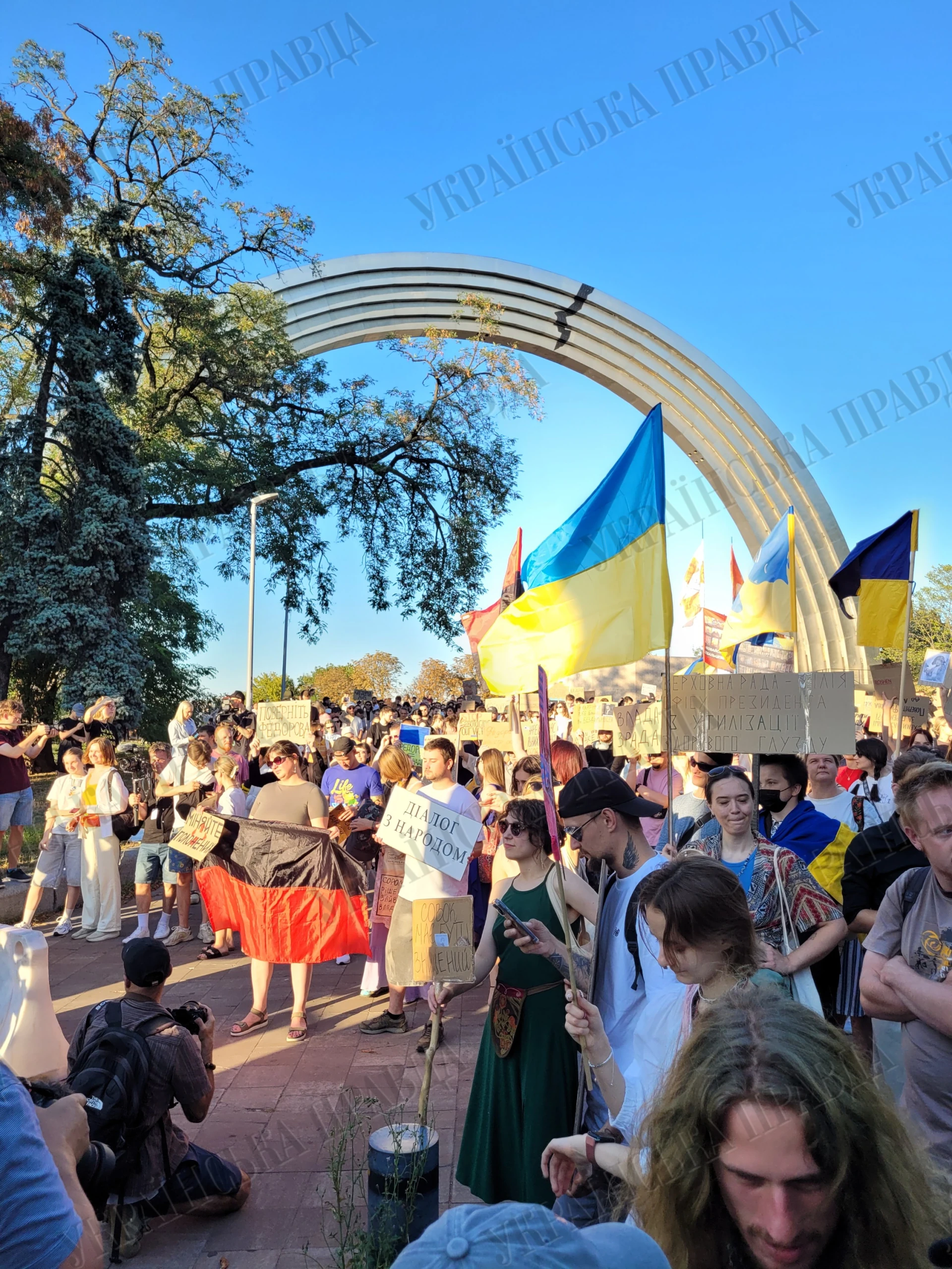 Учасники ходи за повернення Федорова тримають картонки з гаслами під час маршу центром Києва 16 серпня 2026 року.