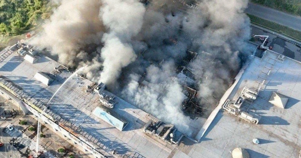 Пошкоджений ТРЦ у Кривому Розі після удару безпілотників 21 серпня 2026 року