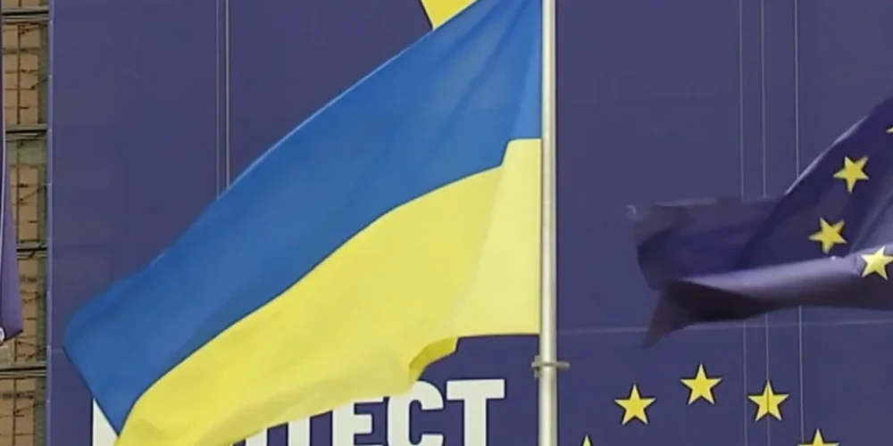 Український прапор біля будівлі Європейської комісії у Брюсселі