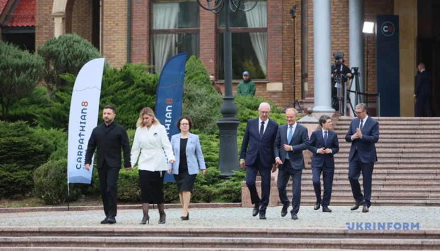 Учасники першого Карпатського саміту під час підписання декларації в Івано-Франківській області