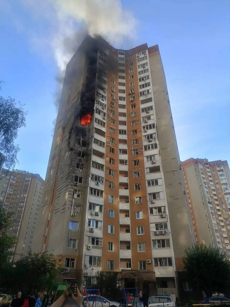 Дрон влучив у 24-поверхівку в Дарницькому районі Києва: 23 людини врятовані