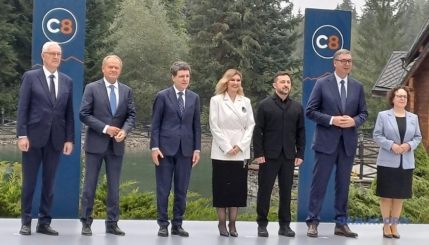 Президент Володимир Зеленський під час першої сесії установчого саміту Carpathian 8 Summit на Івано-Франківщині