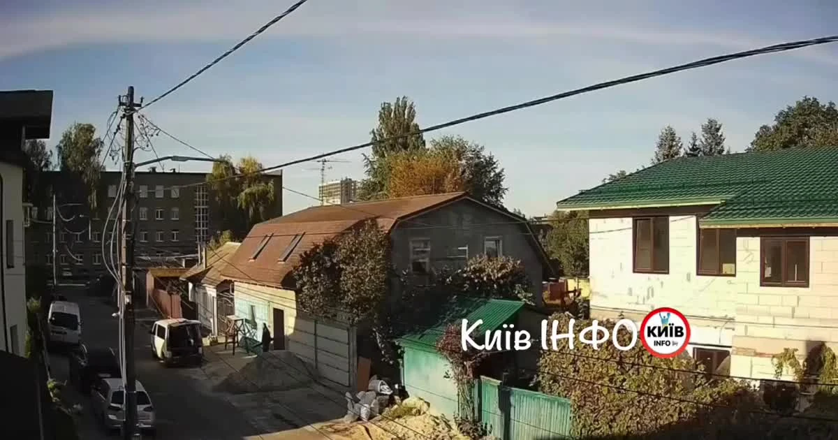 Колаж: Володимир Зеленський і Володимир Путін на тлі зруйнованого моста в Києві