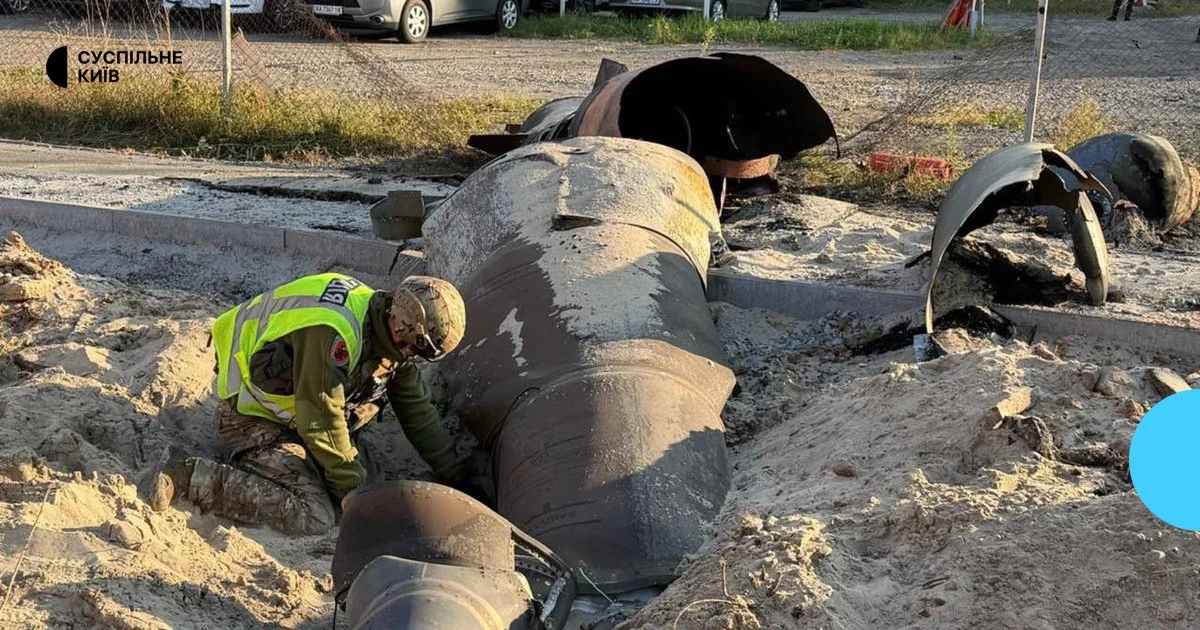 У Києві сапери вилучають бойову частину нездетонованої ракети в Дарницькому районі