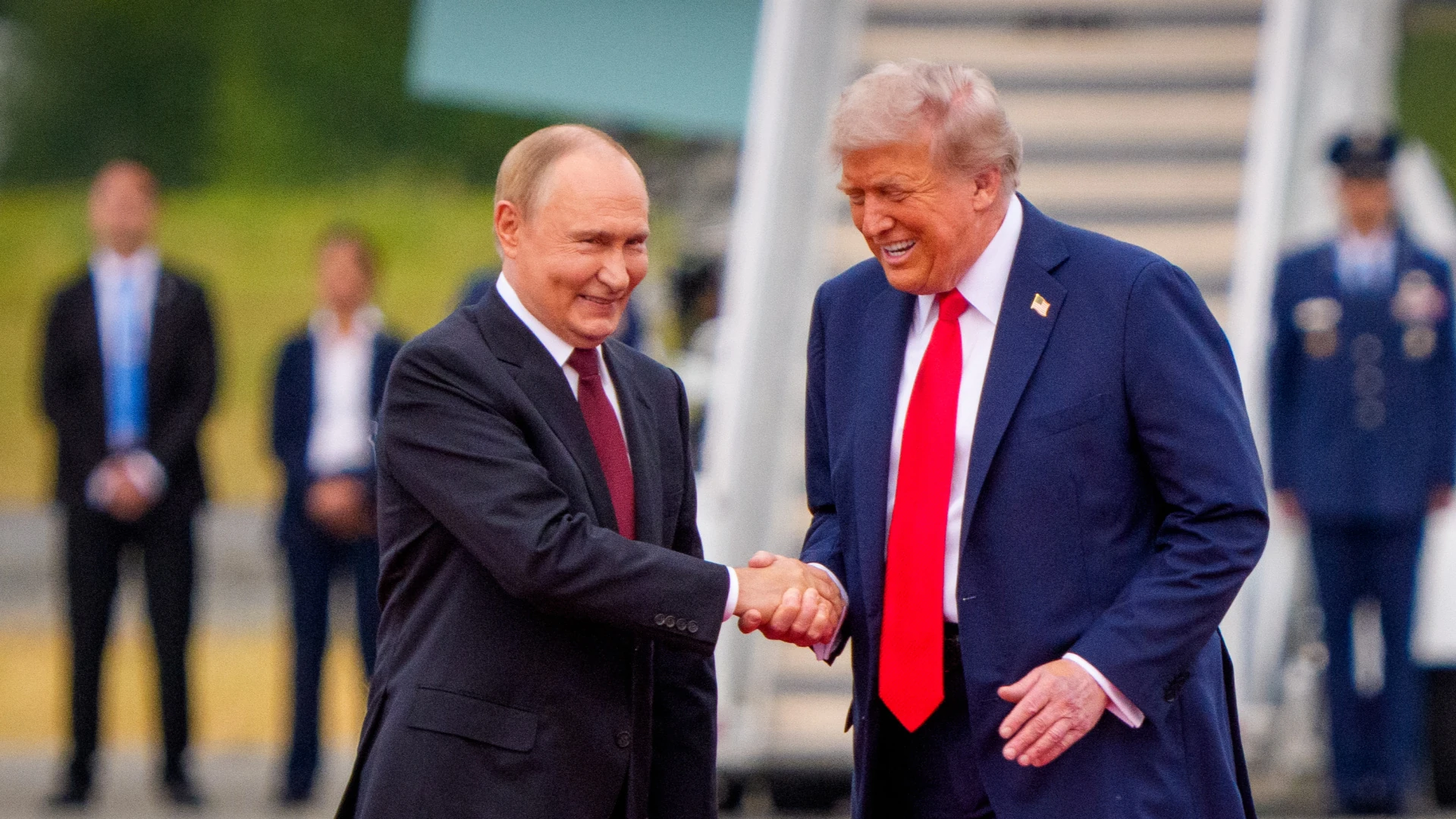 Хронологія розмови Путіна з Трампом: від заяви Ушакова до ліцензії Мінфіну США